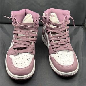 Jordan Air 1 Retro high tops. Pallet return. Great condition No Box size 10